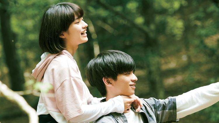 Familieidyllen har det med hurtigt at slå sprækker i Naomi Kawases drama om adoption og biologi. Foto Another World Entertainment