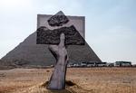 'Hilsen fra Giza' hedder den franske  fotograf og kunstner Jean Renes værk ved Cheops' store pyramide i Giza. Foto: Ammar Abd Rabbo/Ritzau Scanpix