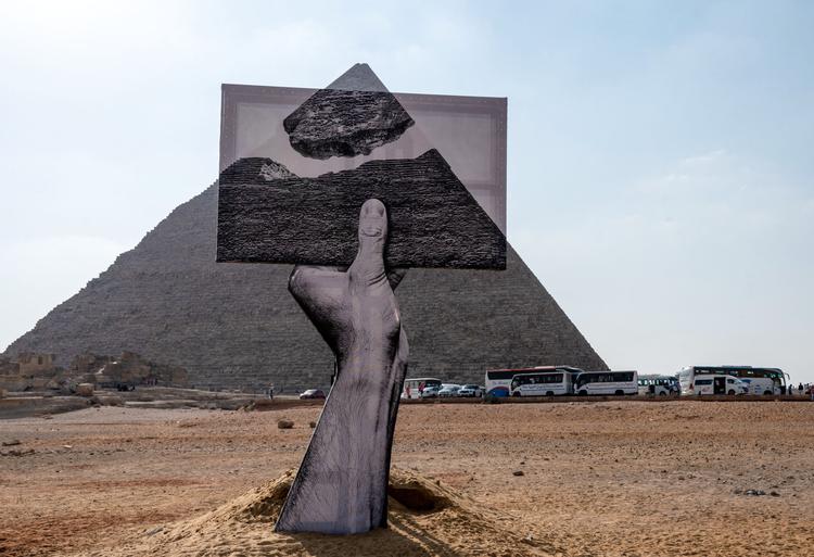 'Hilsen fra Giza' hedder den franske  fotograf og kunstner Jean Renes værk ved Cheops' store pyramide i Giza. Foto: Ammar Abd Rabbo/Ritzau Scanpix