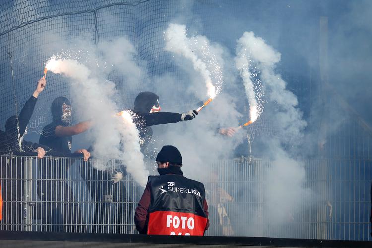  To ulovligheder fanget på samme foto. Maskerede fans brænder fyrværkeri af på Brøndby Stadion i forbindelse med kampen mod FC København. Foto: Jens Dresling