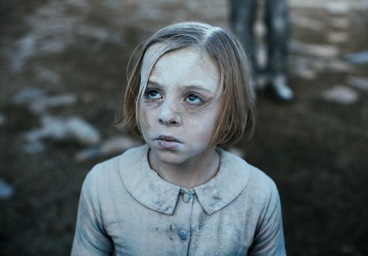 21. marts 1945 tager britiske piloter fejl af Gestapo-hovedkvartret i Danmark og Den Franske Skole. 86 børn, deres lærerinder og skolens katolske nonner dør. Ole Bornedals film 'Skyggen i mit øje' handler om optakten til og selve katastrofen. 