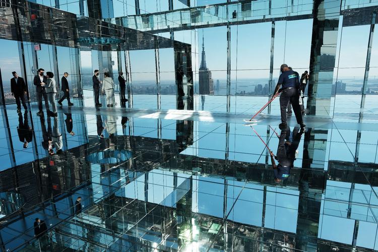 New York City har fået et nyt observationsdæk i One Vanderbilt-skyskraberen. Observationsdækket åbnede for offentligheden 21. februar, og er en af metropolens nyeste attraktioner for USA-rejsende. Foto: Spencer Platt/Ritzau Scanpix