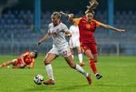 Stine Larsen (i hvidt) var banens bedste og dobbelt målscorer. Foto: Risto Bozovic/Ritzau Scanpix