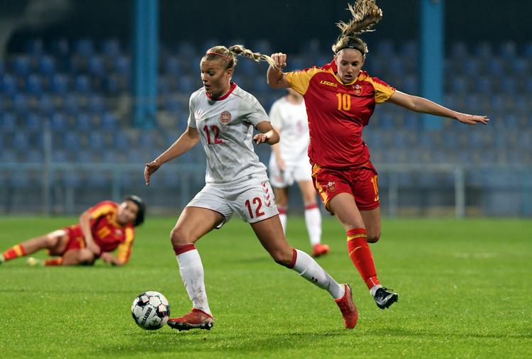 Stine Larsen (i hvidt) var banens bedste og dobbelt målscorer. Foto: Risto Bozovic/Ritzau Scanpix