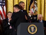 At Bruce Springsteen og Barack Obama nærer dyb veneration for hinanden er efterhånden en kendt sag. På billedet ses de to i 2016, da daværende præsident Obama hædrede Springsteen med  Presidential Medal of Freedom. Foto: Saul Loeb/Ritzau Scanpix