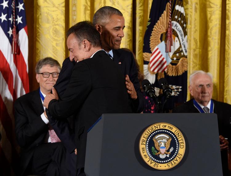 At Bruce Springsteen og Barack Obama nærer dyb veneration for hinanden er efterhånden en kendt sag. På billedet ses de to i 2016, da daværende præsident Obama hædrede Springsteen med  Presidential Medal of Freedom. Foto: Saul Loeb/Ritzau Scanpix