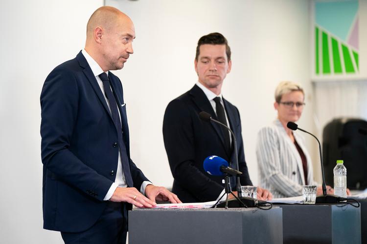     Indenrigs- og boligminister Kaare Dybvad Bek, sundhedsminister Magnus Heunicke og børne- og undervisningsminister Pernille Rosenkrantz-Theil præsenterer regeringens udspil 'Tættere på II - Sundhed, uddannelse og lokal udvikling' på et pressemøde på Nordsjællands Hospital i Frederikssund, onsdag den 27. oktober 2021..  Foto: Claus Bech/Ritzau Scanpix