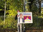 Thomas Rohden har fået gjernet en række Kina-kritiske valgplakater og har derfor politianmeldt den kinesiske ambassade, som han mener står bag. Foto: Nikolaj Skydsgaard/Ritzau Scanpix