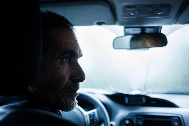 Irakisk-kurdiske Aras, 50, har i dagevis kørt op og ned langs grænsen mellem Hviderusland og Polen for at få sin familie ud af skoven. Familiens plan om en genforening er endt katastrofalt. Foto: Piotr Malecki/Piotr Malecki