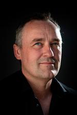 Det er meget givende at gå på værtshus - vel at mærke, hvis man kan finde ud af at gå hjem igen, siger tv-vært Peter Ingemann. Foto: Gyldendal