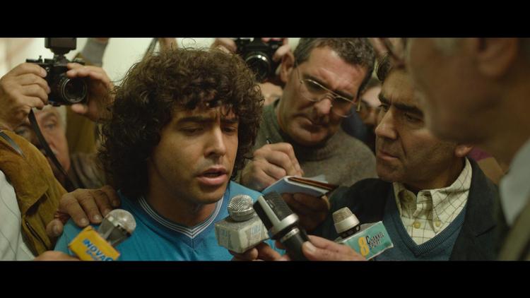 Krøller eller ej.  Maradona svarer beredvilligt på spørgsmål fra pressen.  