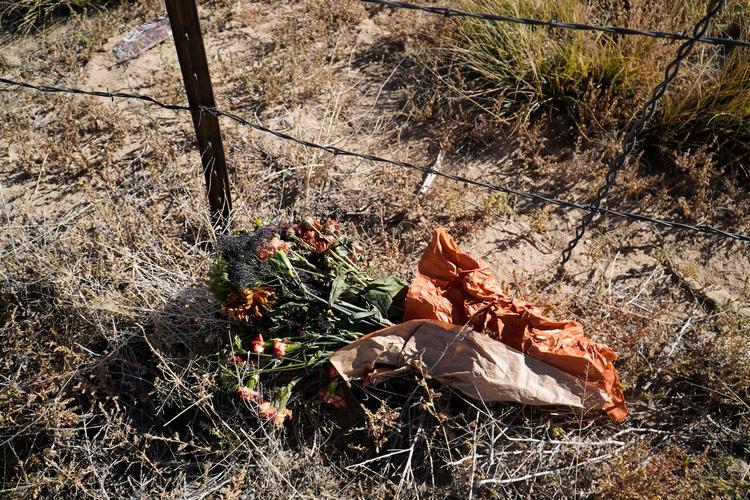 Blomster er efterladt uden for Bonanza Creek Ranch i New Mexico, hvor filmfotografen Halyna Hutchins blev dræbt under optagelserne til westernfilmen 'Rust'. Foto: Nick Layman/Ritzau Scanpix