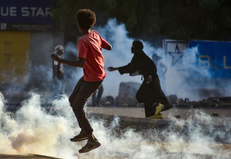 Siden mandagens militærkup i Sudan har der været demonstrationer i gaderne i hovedstaden Khartoum. Foto: -/Ritzau Scanpix