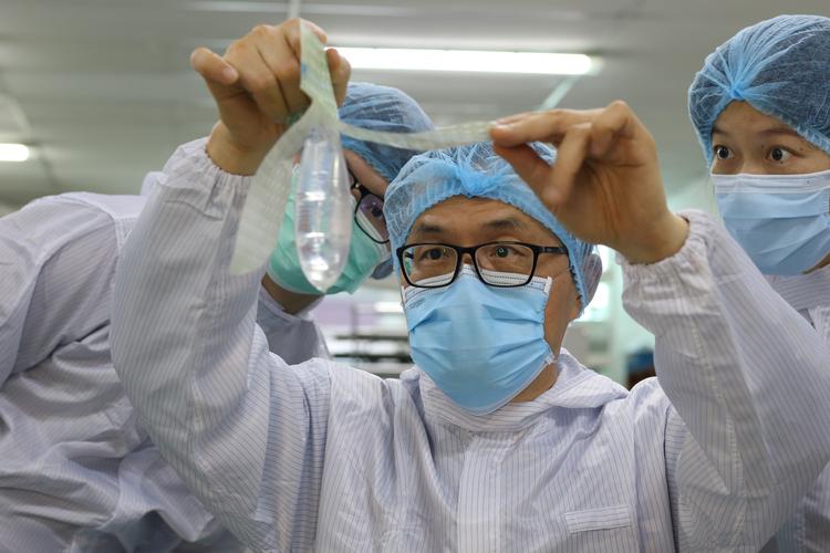Opfinder af Wondaleaf Unisex Condom John Tang Ing Ching fremviser sit nye nye kondom, der kan bruges af både mænd og kvinder. Foto: Twin Catalyst/Ritzau Scanpix