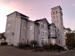 Vju Hotel ligger på en bakketop, og dets tårn rager et godt stykke yderligere op og giver god udsigt. 