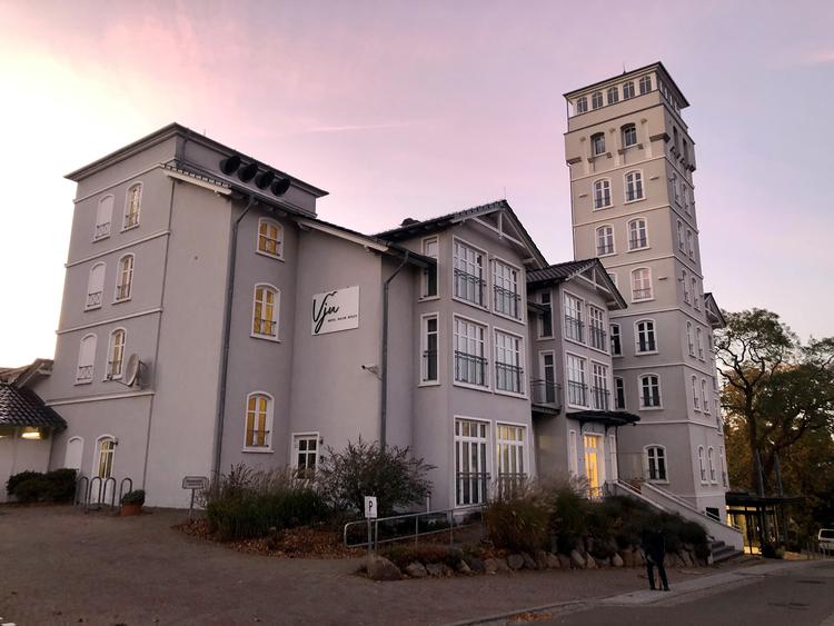 Vju Hotel ligger på en bakketop, og dets tårn rager et godt stykke yderligere op og giver god udsigt. 