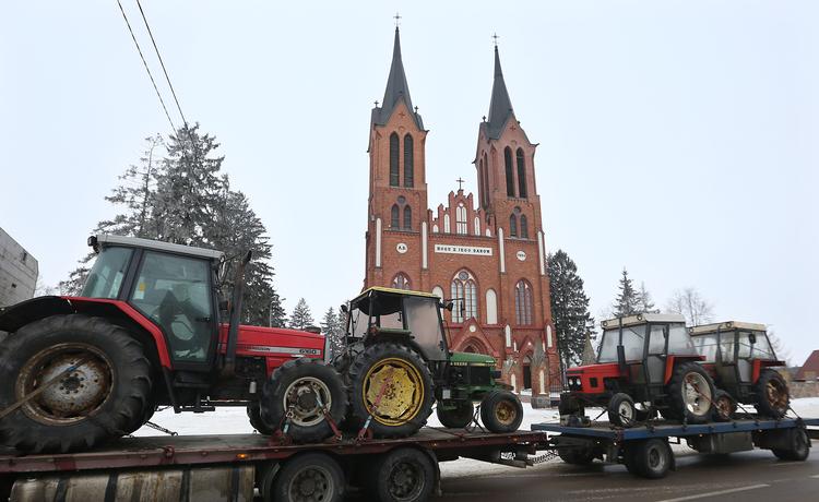 Landbruget betyder meget i sognet omkring Skt. Stanislaus-kirken i Kobylin-Borzymy, hvor 90 procent ganske vist stemte på regeringspartiet PiS ved seneste valg, men hvor man også er afhængig af EU-støtte. Foto: Czarek Sokolowski/Ritzau Scanpix