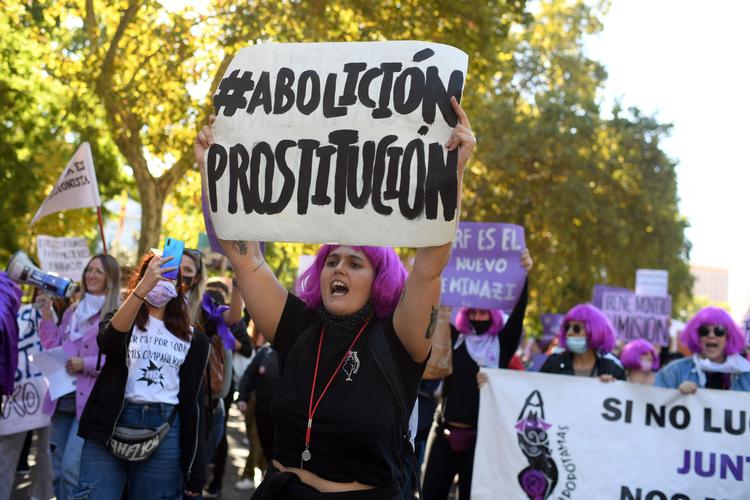    Kvindeorganisationer og feminister demonstrerede 23. oktober med krav om en lov mod prostitution. Få dage tidligere havde regeringschef Pedro Sánchez bebudet et forbud mod prostitutionen. Kun i Thailand og Puerto Rico er fænomenet mere omfattende ifølge en FN-rapport. Foto: Oscar del Pozo/Ritzau Scanpix