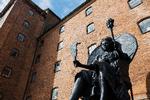 Jeannette Ehlers og La Vaughn Belles skulptur 'I Am Queen Mary' står midlertidigt foran Vestindisk Pakhus i København. Huset var omdrejningspunkt i Danmarks koloniale fortid.    Foto: Emma Sejersen