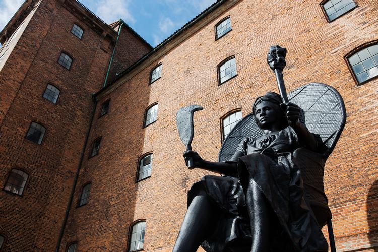 Jeannette Ehlers og La Vaughn Belles skulptur 'I Am Queen Mary' står midlertidigt foran Vestindisk Pakhus i København. Huset var omdrejningspunkt i Danmarks koloniale fortid.    Foto: Emma Sejersen