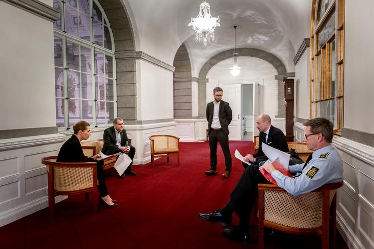 Statsminister Mette Frederiksen på dagen, da hun annoncere den delvise åbning af Danmark. Stående i midten er stabschef Martin Justesen. Foto: Mads Nissen