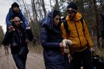 Ny polsk lov gør muligt at nægte migranter at søge asyl, hvis de er kommet fra skovene på grænsen til Hviderusland. Denne syriske familie er blevet skubbet tilbage i skoven fem gange. Foto: Piotr Malecki/Piotr Malecki