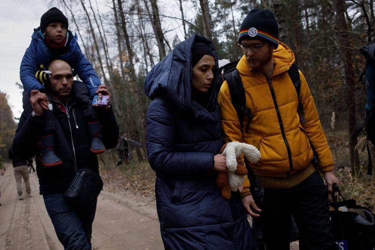 Ny polsk lov gør muligt at nægte migranter at søge asyl, hvis de er kommet fra skovene på grænsen til Hviderusland. Denne syriske familie er blevet skubbet tilbage i skoven fem gange. Foto: Piotr Malecki/Piotr Malecki