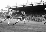 KB (Kjøbenhavns Boldklub) blev stiftet i 1876 og fejrede derfor i 1976 sit 100-års jubilæum med en opvisningskamp mod det tyske mesterhold Borussia Mönchengladbach. KB vandt kampen 4-3. Det tyske holds danske angriber Henning Jensen flugter bolden i mål. Foto: Lars Hansen