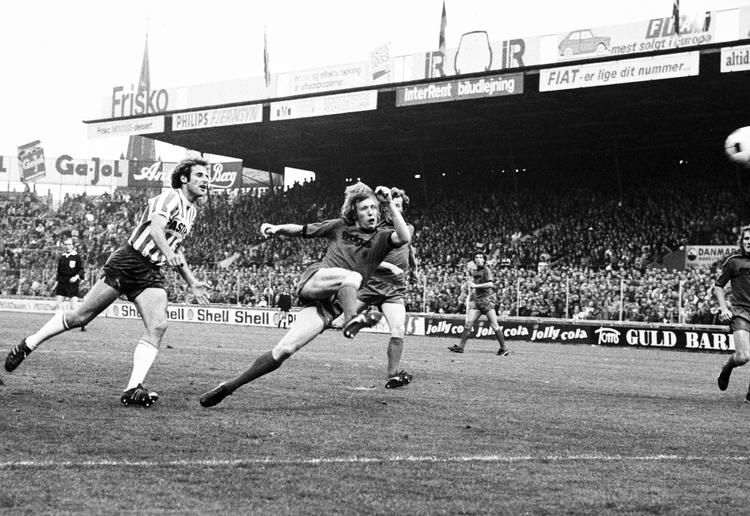 KB (Kjøbenhavns Boldklub) blev stiftet i 1876 og fejrede derfor i 1976 sit 100-års jubilæum med en opvisningskamp mod det tyske mesterhold Borussia Mönchengladbach. KB vandt kampen 4-3. Det tyske holds danske angriber Henning Jensen flugter bolden i mål. Foto: Lars Hansen