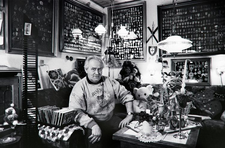 Anders’s hjem var fyldt med ting, han havde samlet igennem et langt liv – nips, tøjdyr, platter, potteplanter og 7.473 medaljer. Foto: Kissen Møller Hansen 