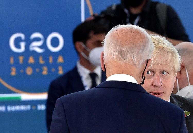 Joe Biden hilser på Storbritanniens premierminister, Boris Johnson.  Foto: Andreas Solaro/Ritzau Scanpix
