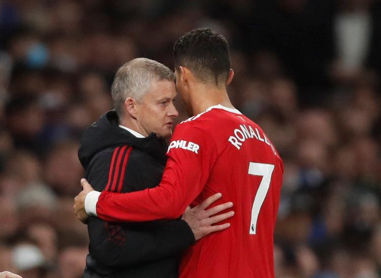 Cristiano Ronaldo får en krammer af Uniteds træner, Ole Gunnar Solskjær, da hen bliver skiftet ud et lille kvarter inden kampens slutning.  Foto: Matthew Childs/Ritzau Scanpix