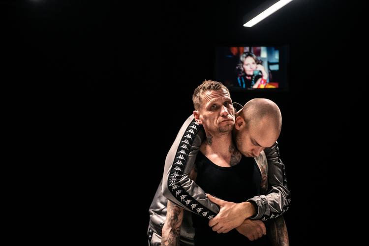 De indsatte bliver i al deres ensomhed fulgt tæt af sangere som hverdagsagtige skytsånder (Lars Vesterlund og Gustav Johansson). Foto: Søren Meisner  