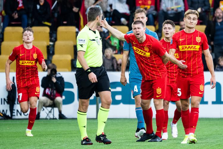    Mads Døhr Thychosen fik fortalt en sandhed eller to til dommer Anders Poulsen, da FCN tabte til AaB.  Foto: Martin Sylvest/Ritzau Scanpix