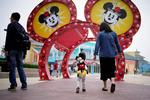 Søndag begyndte Disneyland at afvise besøgende ved indgangen. Desuden skulle alle, der var kommet ind, tage en covid-19-test, før de forlod stedet. Foto: Aly Song/Ritzau Scanpix