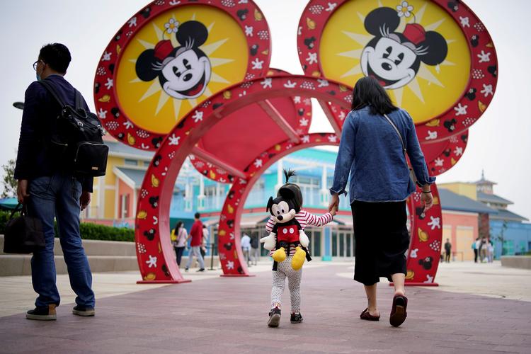 Søndag begyndte Disneyland at afvise besøgende ved indgangen. Desuden skulle alle, der var kommet ind, tage en covid-19-test, før de forlod stedet. Foto: Aly Song/Ritzau Scanpix