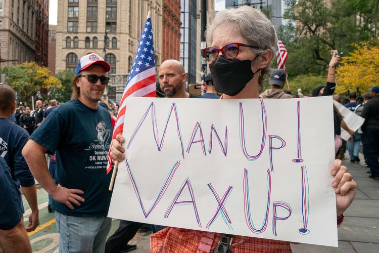 En demonstrant i New York opfordrer folk til at blive vaccineret. Foto: David Dee Delgado/Getty Images Foto: David Dee Delgado/Ritzau Scanpix