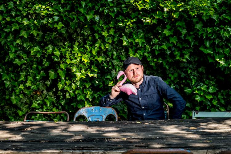 Jonatan Spang er høflig og dannet, når han stille og roligt spidder sit interviewoffer i satirens og humorens tjeneste. Foto: Stine Bidstrup/Stine Bidstrup