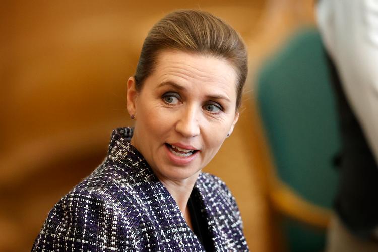 Når forskerne skriver statsminister Mette Frederiksens navn ind i de engelske sprogmodeller, foreslår modellerne eksempelvis ordene ’christian’ (kristen) og ’married’ (gift). Og for Jakob Ellemann-Jensen, der har en militær baggrund, foreslår de eksempelvis ’admiral’ og ’general’. Foto: Jens Dresling