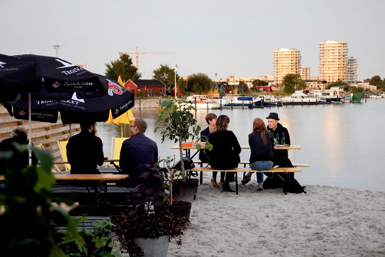 I Teglværket vil der i udvalgte uger være Night Market, hvor du blandt andet kan købe mad og tøj. Her er et billede fra et tidligere madmarked i Teglværket nogle år tilbage. Foto: Finn Frandsen