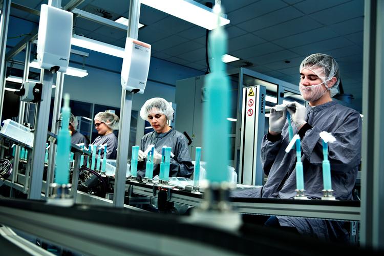 Coloplast fremstiller og sælger en række produkter inden for sundhedspleje. De spænder fra alt fra bandager til stomiposer, katetre og penisimplantater. Arkivfoto: Jacob Ehrbahn