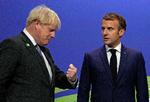 Boris Johnson og Emmanuel Macron har meget at tale om i Glasgow. Foto: Pool/Ritzau Scanpix