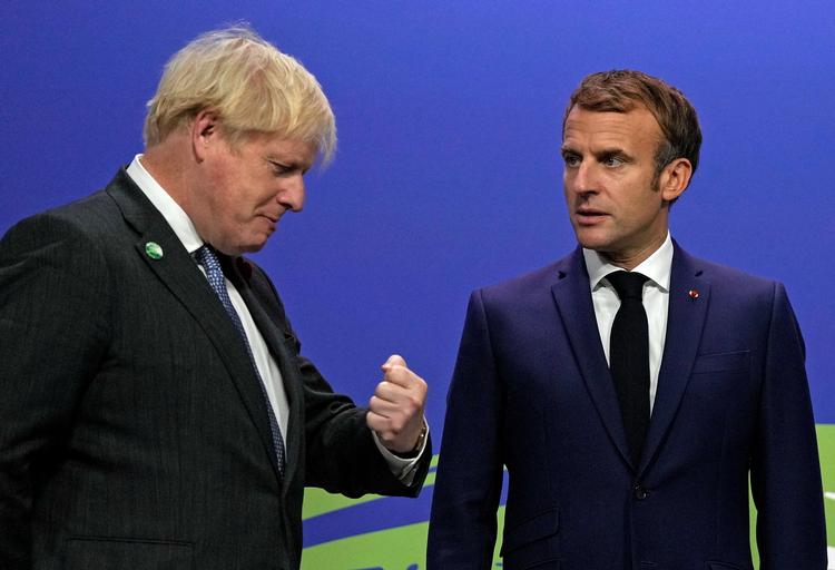 Boris Johnson og Emmanuel Macron har meget at tale om i Glasgow. Foto: Pool/Ritzau Scanpix