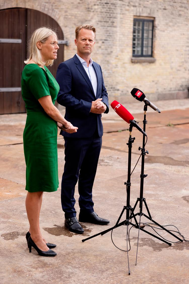 Udenrigsminister Jeppe Kofod (S) og forsvarsminister Trine Bramsen (S) efter et møde i august, hvor de orienterede udenrigsordførerne om situationen for de lokaltansatte tolke i Afghanistan.  Foto: Thomas Borberg