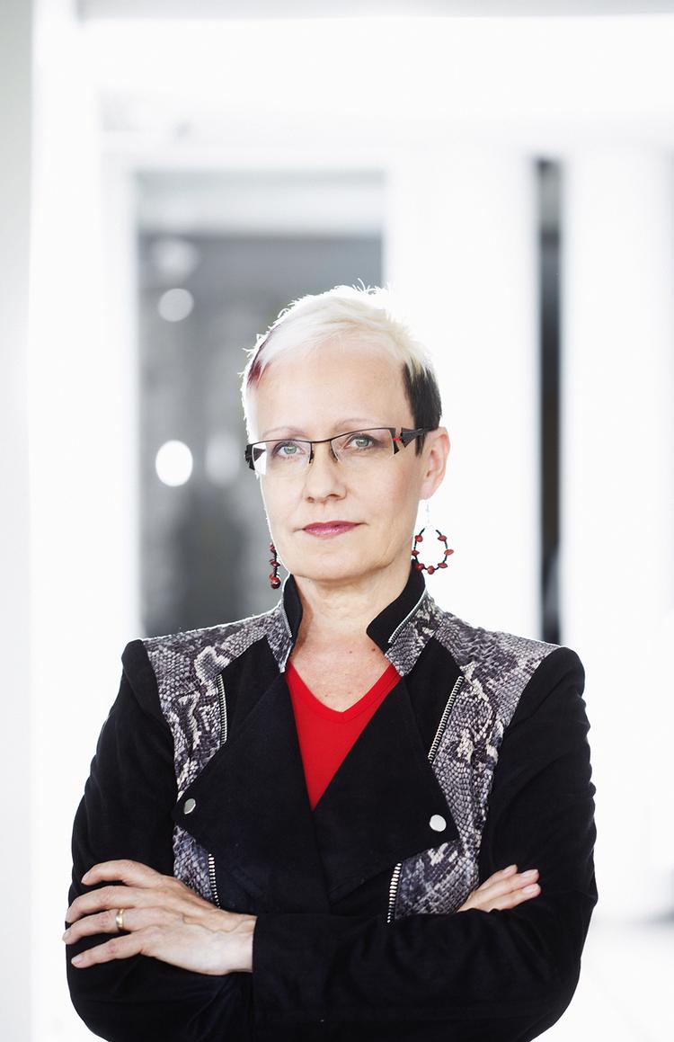 Med sidevis af gengivelser af rapporter om verdens elendige tilstand underminerer finske Johanna Sinisalo sin egen fortælling. Foto: Katja Losonen
