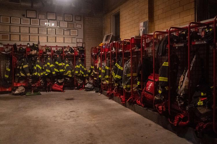     NEW YORK, NY - OCTOBER 29: Firefighter uniforms at the station house of Fire Engine 1 on October 29, 2021 in New York City. The Fire Department of New York is expecting a shortage of vaccinated fire personnel and the closure of fire houses in response to the mandate. All city municipal workers, excluding uniformed correction officers, are required to have at least one dose of the COVID-19 vaccine by 5pm. David Dee Delgado/Getty Images/AFP == FOR NEWSPAPERS, INTERNET, TELCOS &amp; TELEVISION USE ONLY ==   Foto: David Dee Delgado/Ritzau Scanpix