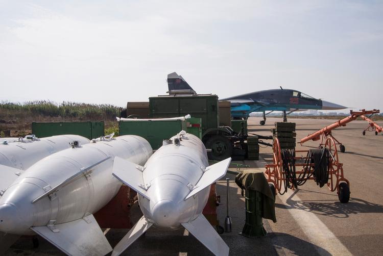 Bomber ligger klar til de russiske kampflys næste togt fra Khmejmim-basen i Syrien.
  Foto: Vladimir Isachenkov/Ritzau Scanpix