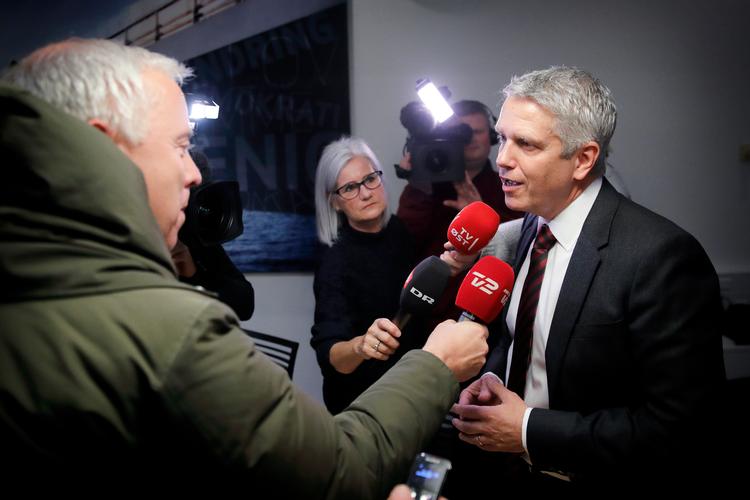 Foto fra kommunalvalget i 2017, hvor ni dages  politisk dødvande endte  med en usædvanlig konstituering i Slagelse. Kommunen kulle ledes af John Dyrby Paulsen (S) (billedet), som  efter to år ville overlade de gyldne kæder til Liberal Alliances Villum Christensen. Vrede Slagelse-borgere var mødt op foran rådhuset for at demonstrere modkonstitueringen af byens nye borgmestre. Villum Christensen endte dog med at trække sig, så John Dyrby Paulsen har været borgmester alle fire år.   Foto: Jens Dresling