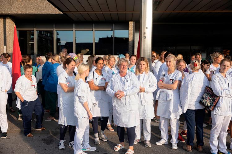 Strejkende sygeplejersker fotograferet foran Rigshospitalet i København i begyndelsen af september.  Foto: Marcus Emil Christensen