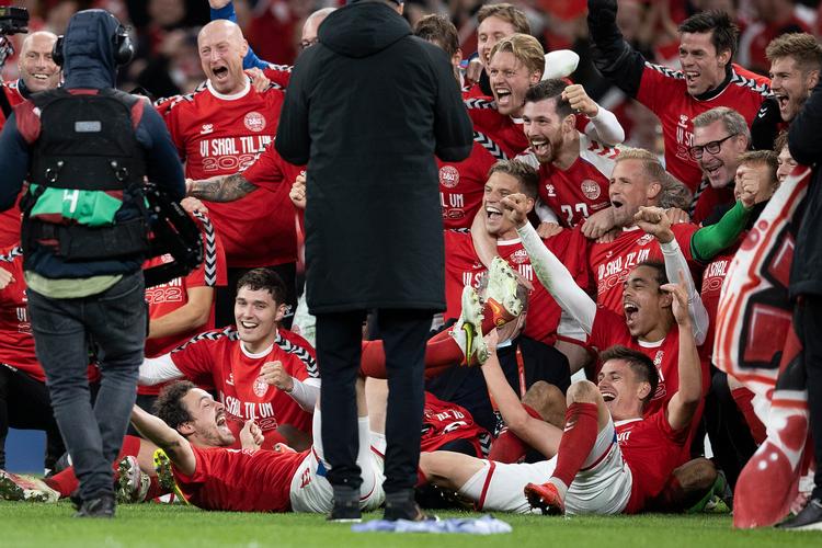 Thomas Delaney gled ind foran holdkammeraterne på røv og albuer, da Danmark for tre uger siden kvalificerede sig til VM ved at slå Østrig med 1-0 i Parken. Foto: Finn Frandsen
